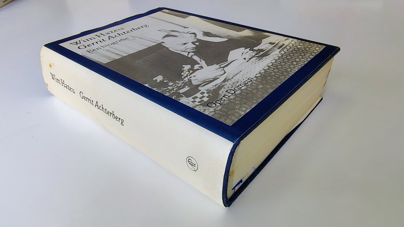 Tweedehands boek: Gerrit Achterberg van auteur Wim Hazeu - Hardcover met stofomslag. Omslag is wat verkleurd en heeft vlekjes op de voorzijde en rugzijde, kaft is nog als nieuw. Binnenwerk, verkleuring schutbladen, ex-libris reliëf stempel voorin en 2 vastgeplakte kranten artikelen.