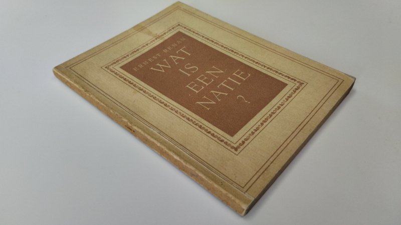 Tweedehands boek: Wat is een natie van auteur Ernest Renan - In goede staat. Nederlandstalige softcover met flappen, Lichte gebruikerssporen aan kaft en pagina's. Vlekje op kaft en schutblad, rest van pagina's zijn netjes en onbeschreven.