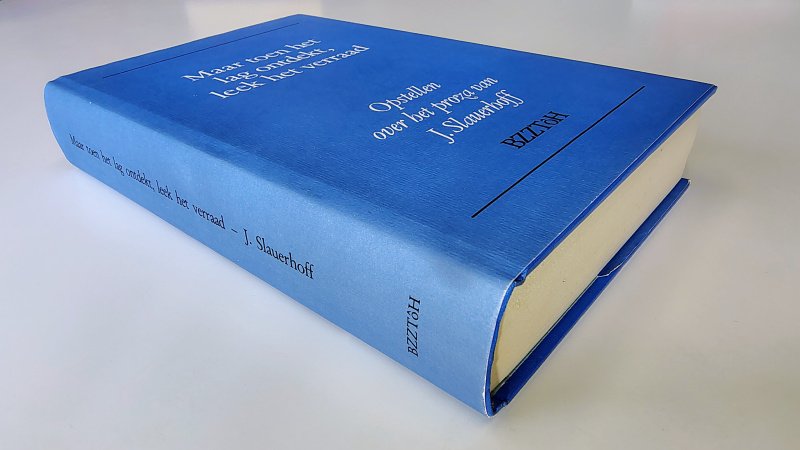 Tweedehands boek: Maar toen het lag ontdekt, leek het verraad van auteur Verzameld door Dirk Kroon - Hardcover met stofomslag. Omslag lichte verkleuring rug en klein slijtage stipje. Lichte slijtage langs de randen omslag. Aantekening voorin en ex libris reliëf stempel, verder onbeschreven en netjes.