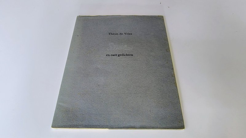 Tweedehands boek: Snie en oare gedichten van auteur Theun de Vries - Genaaid cahier in kartonnen omslag, voorzien van een losse, bedrukte stofomslag. Omslag stevig verkleurd. Binnenwerk netjes en onbeschreven.
