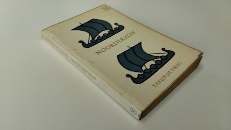Tweedehands boek: Noorderzon, zwarte beertjes 747 van auteur Theun de Vries - In redelijke staat. Nederlandstalige hardcover zonder stofomslag. Kaft licht verkleurd en met gebruikssporen aan hoeken en randen. Pagina's compleet en licht vergeeld door ouderdom.