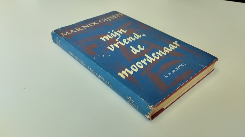 Tweedehands boek: Mijn vriend de moordenaar van auteur Marnix Gijsen - In redelijke tot goede staat. Nederlandstalige hardcover met stofomslag. Stofomslag heeft slijtage aan hoeken en randen. Rug licht beschadigd aan boven- en onderzijde. Pagina's compleet en netjes, licht vergeeld door ouderdom.