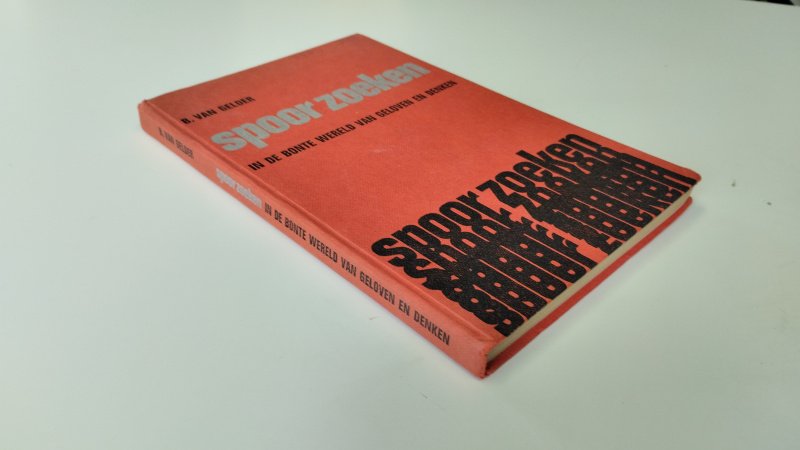 Tweedehands boek: Spoorzoeken in de bonte wereld van geloven en denken van auteur B. van Gelder - In goede staat. Nederlandstalige hardcover zonder stofomslag. Kaft heeft lichte gebruikssporen en minimale slijtage aan hoeken en randen. Pagina's schoon, compleet en netjes.
