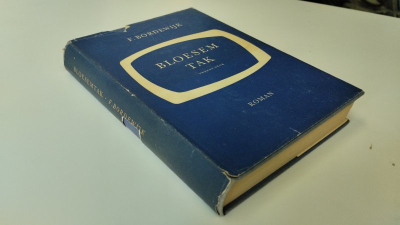 Tweedehands boek: Bloesem tak van auteur F. Bordewijk - In redelijke tot goede staat. Nederlandstalige hardcover met stofomslag. Stofomslag heeft duidelijke slijtage aan hoeken, randen en rug, met kleine scheurtjes. Band en pagina's compleet en netjes, licht vergeeld door ouderdom.