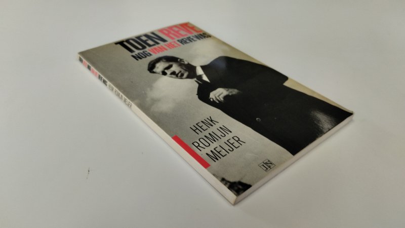 Tweedehands boek: Toen Reve nog van het Reve was van auteur Henk Romijn Meijer - In goede staat. Nederlandstalige paperback. Geen leesvouwen in de rug zichtbaar op de foto. Zowel kaft als pagina's licht verkleurd, maar netjes en onbeschreven.