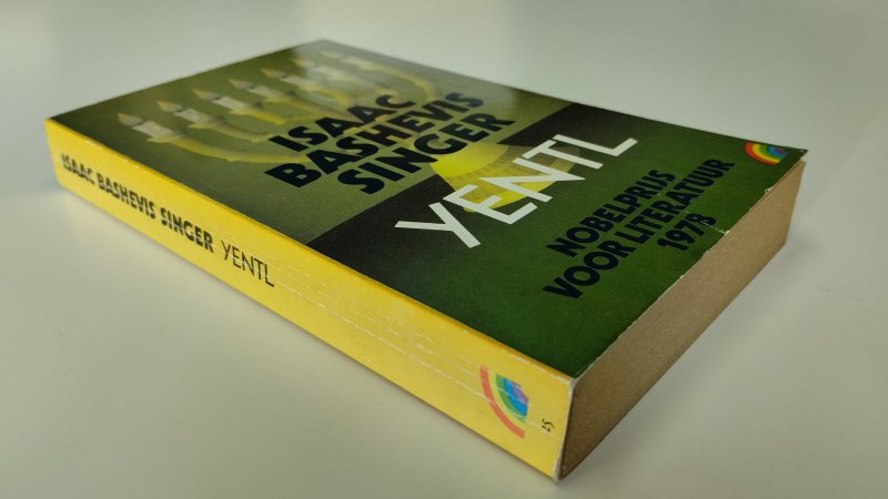 Tweedehands boek: Yentl van auteur Isaac Bashevis Singer - Rainbow pocket 25, met rechte rug en leesvouwen. Slijtage langs de randen kaft. Binnenwerk onbeschreven en netjes.