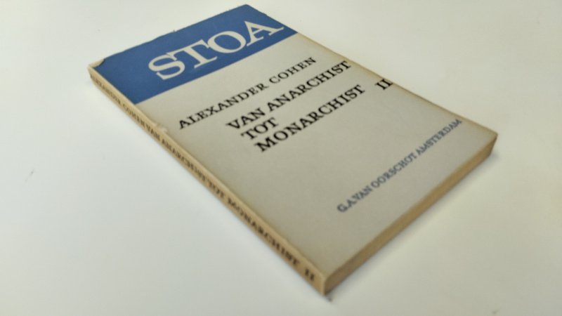 Tweedehands boek: STOA, Van Anarchist tot monarchist van auteur Alexander Cohen - In redelijke tot goede staat. Nederlandstalige paperback met stofomsslaf. Stofomslag licht verkleurd en met slijtage aan de randen en rug. Pagina's  licht vergeeld door ouderdom. Onbeschreven en compleet