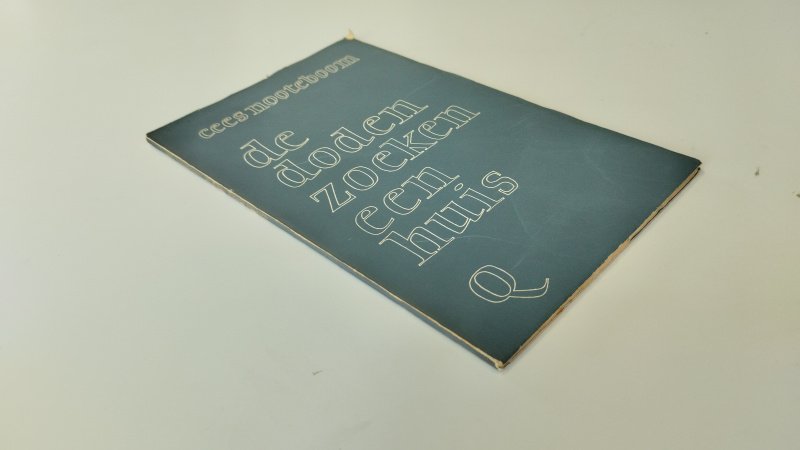 Tweedehands boek: De Doden zoeken een huis van auteur Cees Nooteboom - In redelijke staat. Nederlandstalige paperbackmet stofomslag. Kaft vertoont slijtage langs randen en hoeken en heeft een klein scheurtje aan de bovenzijde. Pagina's zijn licht vergeeld met ouderdomsvlekjes passend bij de leeftijd.