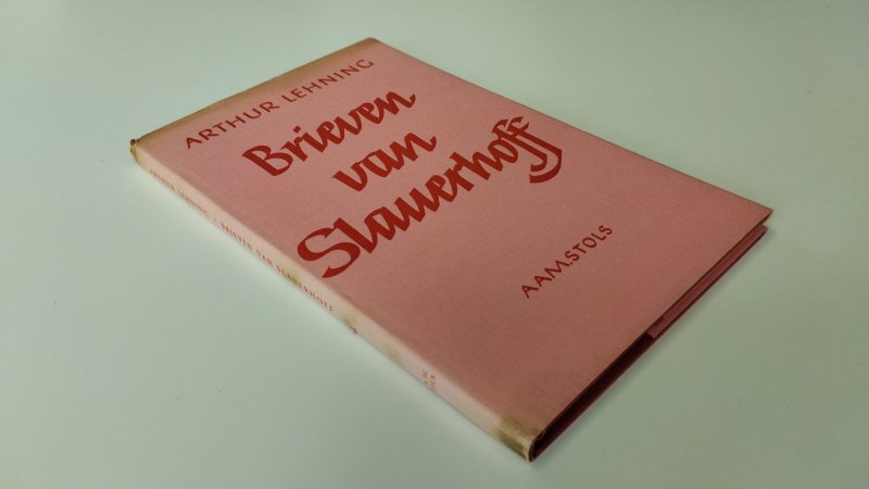 Tweedehands boek: Brieven van Slauerhoff van auteur Arthur Lehning - In goede staat. Nederlandstalige hardcover met stofomslag. stofomslag vertoont lichte gebruikssporen en verkleuring van de rug passend bij de leeftijd. Pagina's zijn netjes en licht vergeeld. Ex Libris relief stempel voorin.