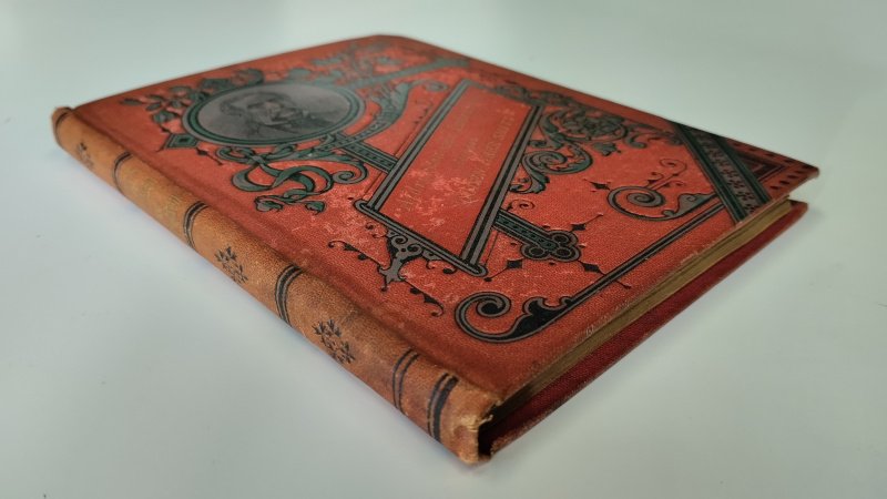 Tweedehands boek: Afdrukken van indrukken van auteur van De Oude Heer Smits (Mark Prager Lindo) en Lodewijk Mulder - Hardcover in redelijke staat met goudopdruk. Kaft is wat vlekkerig, verkleurd en versleten. Rug verkleurd en slijtage. Binnenwerk is onbeschreven en netjes.
