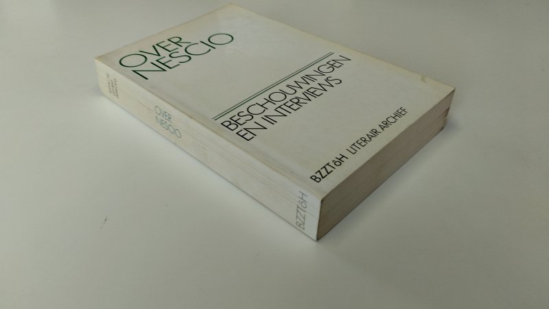 Tweedehands boek: Over Nescio van auteur Diverse auteurs - In goede staat. Nederlandstalige paperback. Kaft licht verkleurd en met lichte gebruikssporen. Pagina's schoon en stevig. Ex libris reliefstempel vooring