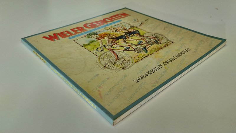 Tweedehands boek: Wieler gedichten van auteur Gijs Zandbergen - Paperback met gebruikerssporen puntjes kaft, schutbladen licht verkleurd en roestvlekjes. Witte bladzijdes licht verkleurd. Ex-libris reliëf stempel voorin, verder onbeschreven en netjes.