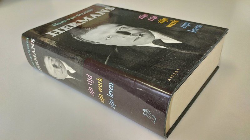 Tweedehands boek: Hermans zijn tijd, zijn werk, zijn leven van auteur Hans van Straten - Hardcover met stofomslag, oogt als nieuw. Ex-libris reliëf stempeltje voorin. Met bijbehorende fotobijlage.