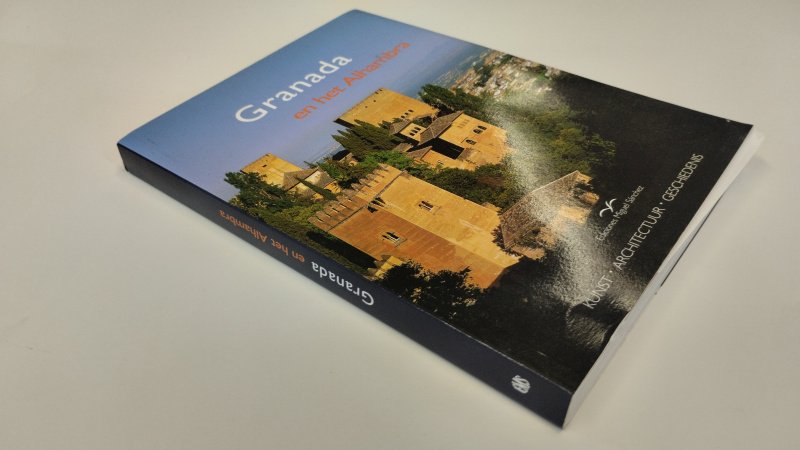 Tweedehands boek: Granada en het Alhambra van auteur Diver - In goede staat. Nederlandstalige paperback. Kaft heeft lichte gebruikssporen. Pagina's zijn schoon en stevig. Rijk geïllustreerd met foto's, kaarten en tekeningen.