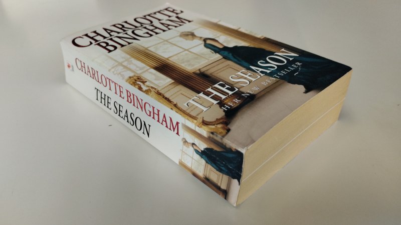 Tweedehands boek: The Season van auteur Charlotte Bingham - Engelstalige pocket met rechte rug en lichte leesvouwen. Lichte gebruikerssporen randen kaft. Binnenwerk onbeschreven en netjes.