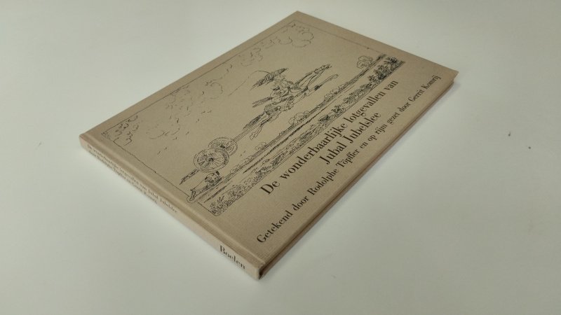 Tweedehands boek: De wonderbaarlijke lotgevallen van Jubal Jubelslee van auteur Rodolphe Topffer, Gerrit Komrij - In goede staat. Nederlandstalige hardcover zonder stofomslag (zoals uitgegeven). Kaft heeft lichte gebruikssporen passend bij leeftijd. Pagina's zijn schoon en netjes. Fraai geïllustreerde uitgave met tekeningen van Rodolphe Töpffer.