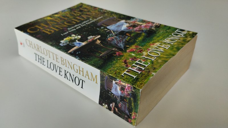 Tweedehands boek: The Love Knot van auteur Charlotte Bingham - Engelstalige pocket met licht scheef ruggetje met leesvouwen. Lichte gebruikerssporen randen kaft. Eerste 50 blz bobbelig aan onderzijde. Mogelijk waterschade.