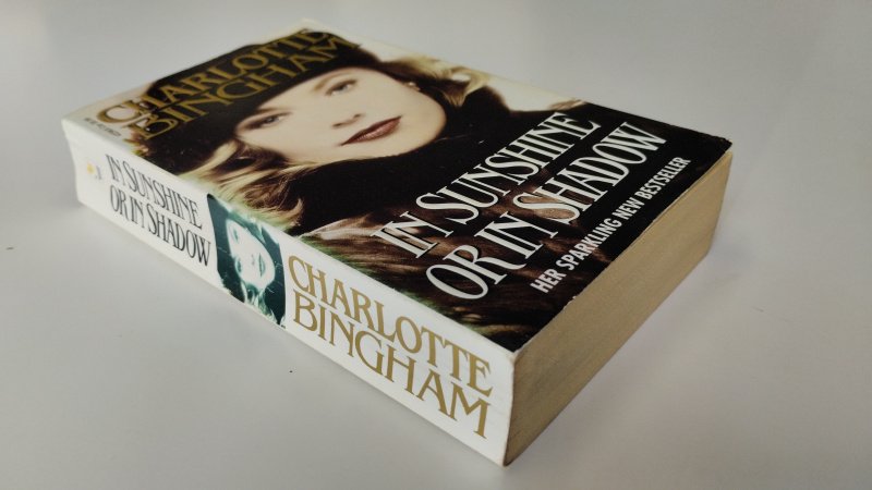 Tweedehands boek: In Sunshine or in Shadow van auteur Charlotte Bingham - Engelstalige paperback met licht scheef ruggetje met leesvouwen. Lichte slijtage randen kaft en lichte verkleuring. Binnenwerk onbeschreven en netjes.