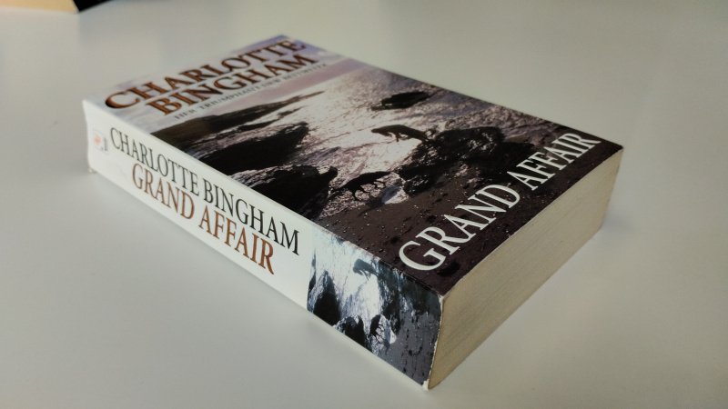 Tweedehands boek: Grand affair van auteur Charlotte Bingham - Engelstalige paperback met licht scheef ruggetje en leesvouwen. Minimale gebruikerssporen randen kaft. Binnenwerk onbeschreven en netjes.