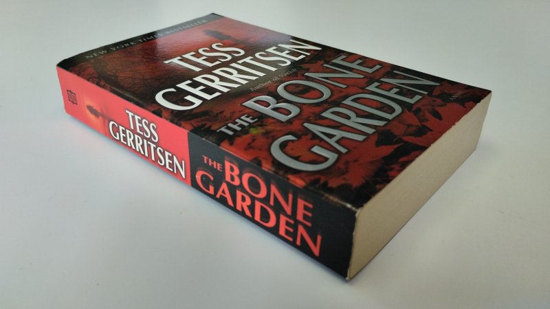 Tweedehands boek: The bone garden van auteur Tess Gerritsen - Engelstalige pocket met rechte rug zonder leesvouwen. Lichte slijtage randen kaft. Binnenwerk onbeschreven en netjes.