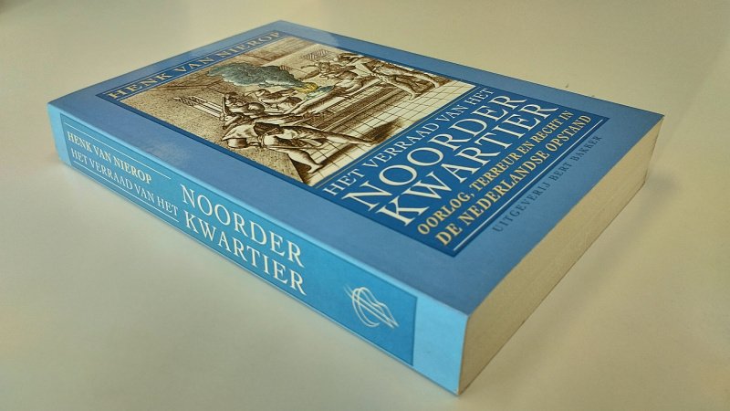 Tweedehands boek: Het verraad van het Noorderkwartier van auteur Henk van Nierop - Paperback met flappen, rechte rug zonder leesvouwen. Minimale gebruikerssporen randen kaft. Binnenin ex-libris reliëf stempeltje, verder keurig netjes en onbeschreven.