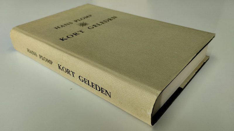 Tweedehands boek: Kort geleden van auteur Hans Plomp - Gesigneerde zwart linnen hardcover met zilver opdruk en omslag. Omslag verkleurd, kaft als nieuw. Binnenwerk keurig netjes.