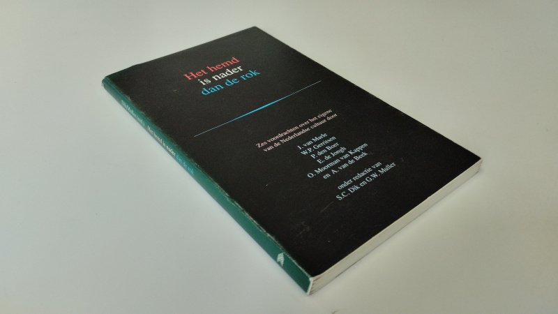 Tweedehands boek: Het Hemd is nader dan de rok van auteur Jaap van Marle, S. C. Dik - In goede staat. Nederlandstalige paperback. Kaft heeft lichte gebruikssporen langs de randen. Pagina's zijn schoon en stevig. Bundel met lezingen over de Nederlandse cultuur.
