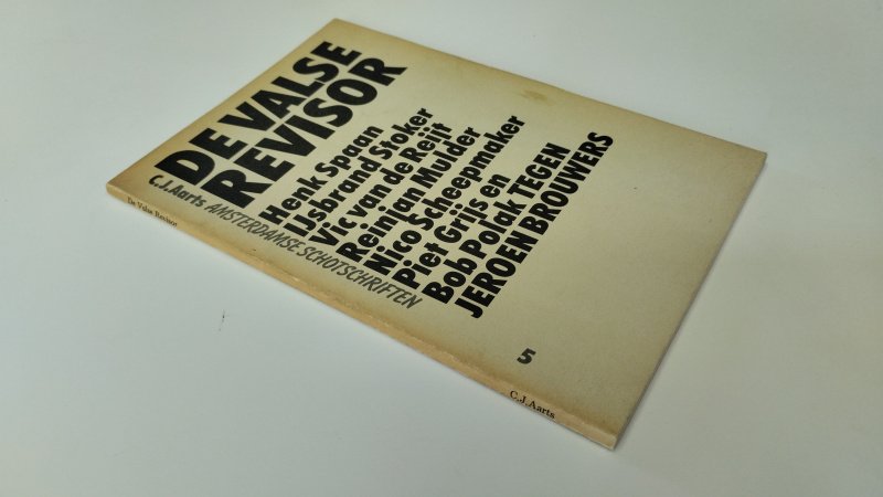 Tweedehands boek: De valse revisor van auteur Henk Spaan - In redelijke tot goede staat. Zowel kaft als pagina's verkleurd. hier en daar een vlekje. Nog prima te lezen. Goed in de binding