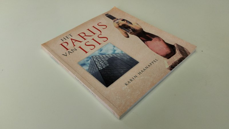 Tweedehands boek: Het Parijs van Isis van auteur Karin Haanappel - In goede staat. Nederlandstalige paperback. Kaft heeft lichte gebruikssporen. Pagina's zijn schoon en stevig. Rijk geïllustreerde uitgave met foto's en afbeeldingen.