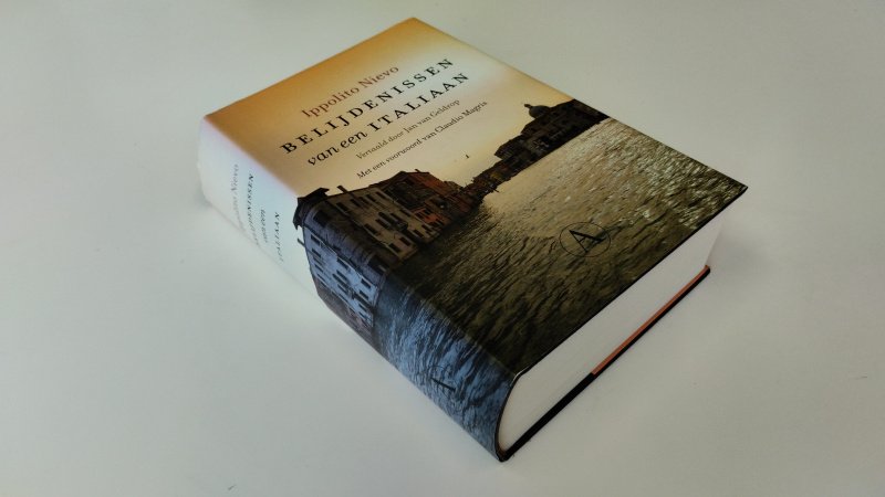 Tweedehands boek: Belijdenissen van een Italiaan van auteur Ippolito Nievo - In zeer goede staat. Nederlandstalige hardcover met stofomslag. Netjes en onbeschreven