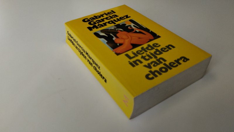 Tweedehands boek: Liefde in tijden van cholera van auteur Gabriel García Márquez - In redelijke tot goede staat. Nederlandstalige paperback, scheven rug. Pagina's netjes en onbeschreven. goed in de binding