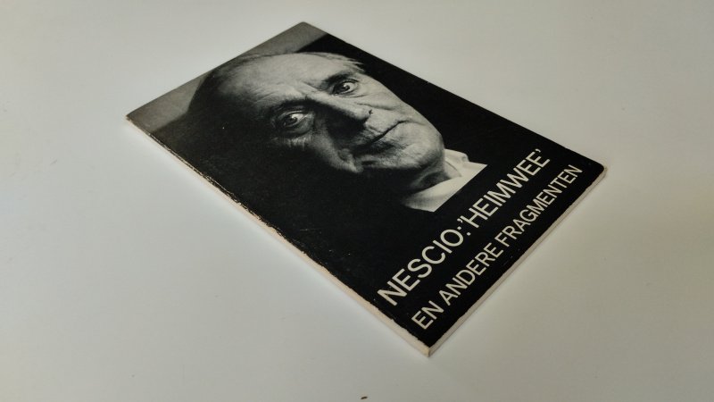 Tweedehands boek: Nescio:'Heimwee' en andere fragmenten van auteur Nescio - In redelijke staat. Nederlandstalige paperback. Kaft vertoont lichte gebruikssporen en lichte verkleuring langs de randen. Paar pagina's hebben kleine vlekjes. Prima te doen.