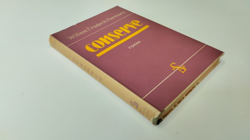 Tweedehands boek: Conserve van auteur Willem Fredrik Hermans - In redelijke staat. Nederlandstalige hardcover met stofomslag. Stofomslag vertoont slijtage, verkleuring en beschadigingen langs de randen. Kaft en binding zijn stevig. Pagina's zijn verkleurd door ouderdom. Ex libris relief stempel voorin aanwezig.