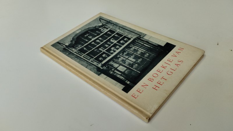 Tweedehands boek: Een boekje van Glas van auteur J.W.F. Werumeus Buning - In goede staat. Nederlandstalige hardcover zonder stofomslag zoals uitgegeven. Kaft vertoont lichte verkleuring en gebruikssporen passend bij de leeftijd. Schutblad verkleurd, rest van de pagina's zijn netjes en compleet.