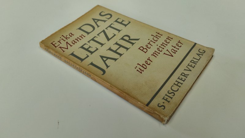 Tweedehands boek: Das Letzte jahr, bericht uber meinen vater van auteur Erika Mann - In redelijke tot goede staat. Duitstalige softcover met stofomslag. Kaft vertoont verkleuring en gebruikssporen passend bij de leeftijd. Pagina's zijn licht verkleurd. Op het schutblad is een naam of opdracht geschreven. Soms licht met potlood geschreven/aangestreept in de tekst.