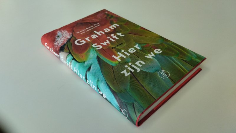 Tweedehands boek: Hier zijn we van auteur Graham Swift - Als nieuw exemplaar. Nederlandstalige hardcover met stofomslag. Kaft en pagina's verkeren in uitstekende staat zonder noemenswaardige gebruikssporen.