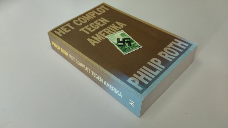 Tweedehands boek: Het complot tegen Amerika van auteur Philip Roth - In zeer goede staat. Nederlandstalige paperback. Kaft, rug en pagina's verkeren in nette staat met slechts lichte gebruikssporen. Pagina's netjes en onbeschreven.