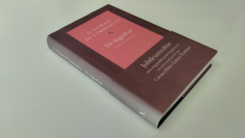 Tweedehands boek: De tijgerkat van auteur G. Tomasi di Lampedusa - In redelijke staat. Nederlandstalige hardcover met stofomslag en  uitgeversband!. Lichte gebruikerssporen aan de stofomslag. De pagina's zijn helaas beschreven met potlood, vandaar in redelijke staat (anders zeer goed)
