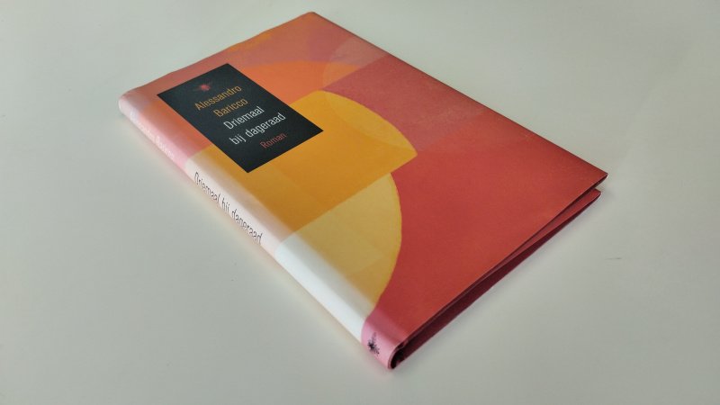 Tweedehands boek: Driemaal bij dageraad van auteur Allessandro Baricco - In goede tot zeer goede staat. Nederlandstalige hardcover met stofomslag. Rug stofomslag is iets verkleurd. Pagina's netjes en onbeschreven.