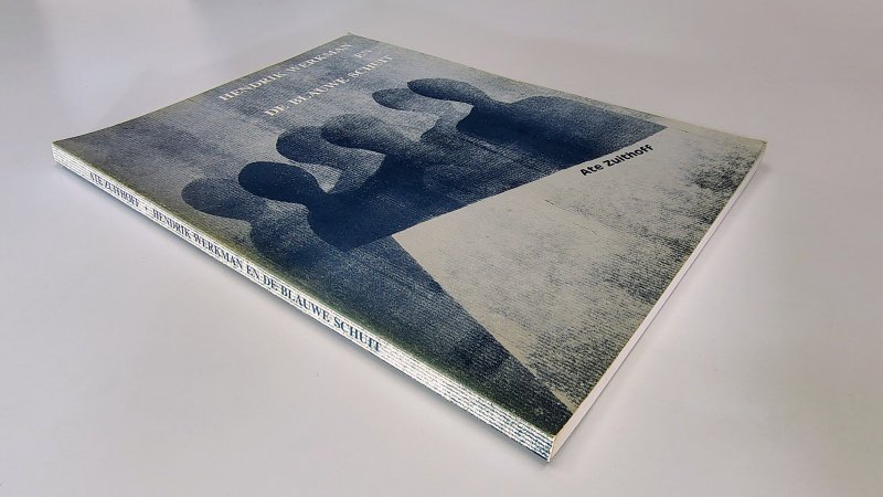 Tweedehands boek: Hendrik Werkman en de Blauwe Schuit van auteur Ate Zuithoff - Paperback met rechte rug zonder leesvouwen. Lichte verkleuring rug en gebruikerssporen puntjes kaft. Binnenin ex-libris reliëf stempeltje en lichte verkleuring witte bladzijdes.