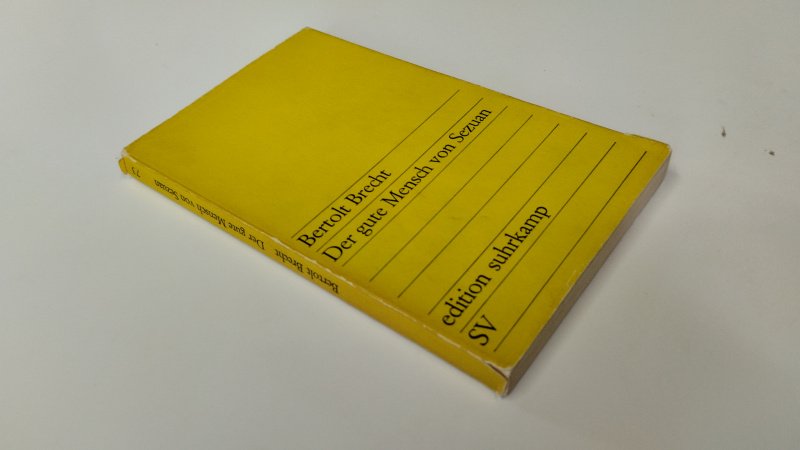 Tweedehands boek: Der gute mensch von Sezuan van auteur Bertolt Brecht - In redelijke staat. Duitstalige paperback met stofomslag. Kaft vertoont duidelijke gebruikssporen en is verkleurd. Ook de pagina's zijn verkleurd door ouderdom. Er zijn aantekeningen gemaakt met potlood