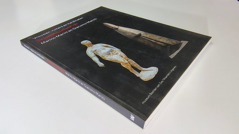 Tweedehands boek: Vrouwen, ruiters en kardinalen van auteur Marino Marini - Paperback met flappen, in zeer goede staat. Ex-libris reliëf stempeltje voorin en lichte verkleuring witte bladzijdes.