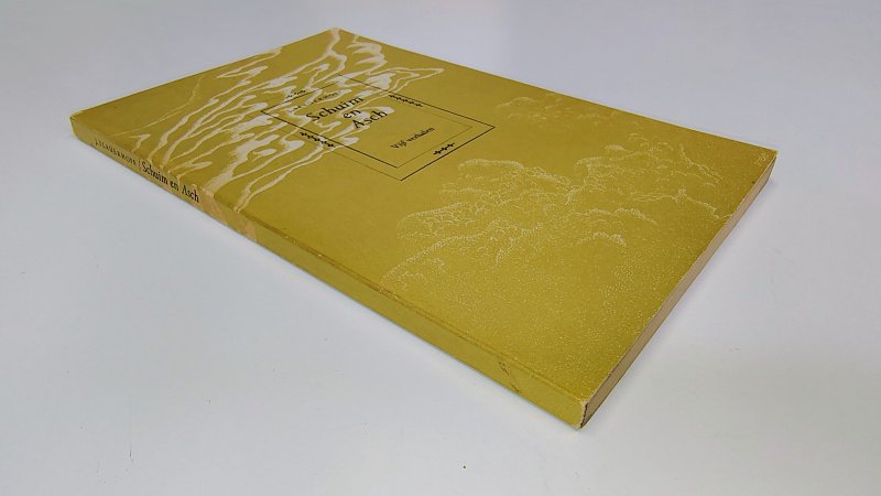 Tweedehands boek: Schuim en as van auteur J. Slauerhoff - Paperback met rechte rug zonder leesvouwen. Lichte slijtage randen kaft. Binnenwerk verkleuring als in pocket, onbeschreven en netjes.