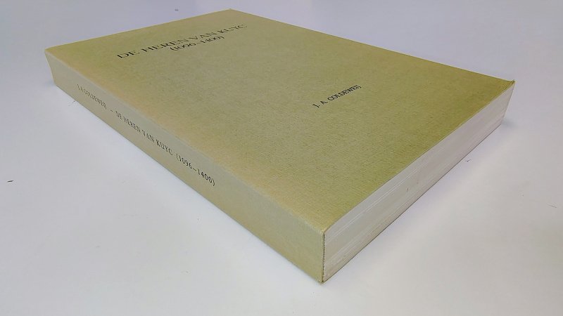 Tweedehands boek: De heren van Kuyc 1096-1400 van auteur J.A. Coldeweij - Paperback met rechte rug en lichte leesvouw. Lichte verkleuring rug. Ex-libris reliëf stempel voorin en enkele pen correcties in de kantlijn.