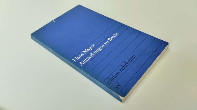 Tweedehands boek: Anmerkungen zu Brecht van auteur Hans Mayer - In redelijke tot goede staat. Duitstalige paperback met stofomslag. Kaft vertoont gebruikssporen en slijtage aan de randen. Pagina's zijn licht verkleurd door het gebruikte papiertype, maar netjes en onbeschreven.