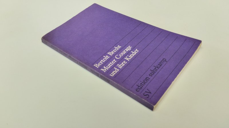 Tweedehands boek: Mutter courage und ihre kinder van auteur Bertolt Brecht - In redelijke tot goede staat. Duitstalige paperback. Kaft vertoont gebruikssporen en lichte slijtage aan de randen. Pagina's zijn licht verkleurd door het gebruikte papiertype, maar verder netjes en onbeschreven.