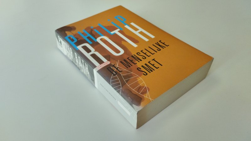Tweedehands boek: De menselijke smet van auteur Philip Roth - In goede staat. Nederlandstalige paperback. Kaft vertoont lichte gebruikssporen. Pagina's zijn licht vergeeld door het gebruikte papiertype, maar verder netjes, schoon en onbeschreven.
