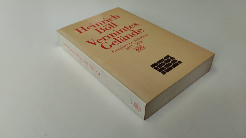 Tweedehands boek: Vermintes Gelände: Essayistische Schriften 1977–1981 van auteur Heinrich Boll - In goede staat. Duitstalige paperback. Kaft vertoont lichte gebruikssporen en lichte verkleuring. Pagina's zijn licht vergeeld door ouderdom en papiertype, maar netjes en onbeschreven.