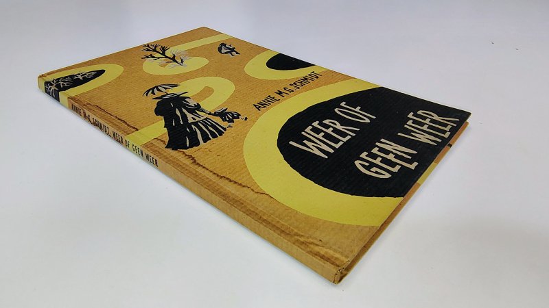 Tweedehands boek: Weer of geen Weer van auteur Annie M.G. Schmidt - Hardcover met lichte watervlek langs de rand rug, voor en achter. Eerste bladzijde rest plakband en naam, blz 14 kleine aantekening, pagina 12 en 13 verkleuring.