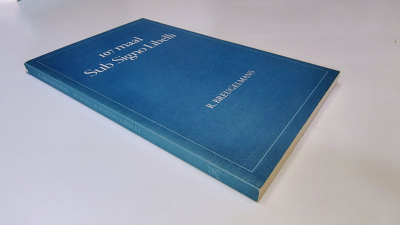 Tweedehands boek: 107 maal Sub Signo Libelli van auteur Ronald Breugelmans - Paperback met flappen. Hele lichte verkleuring rug, klein slijtage plekje bovenaan rug. Aantekening voorin, verder onbeschreven en netjes. Genummerd uitgave 159